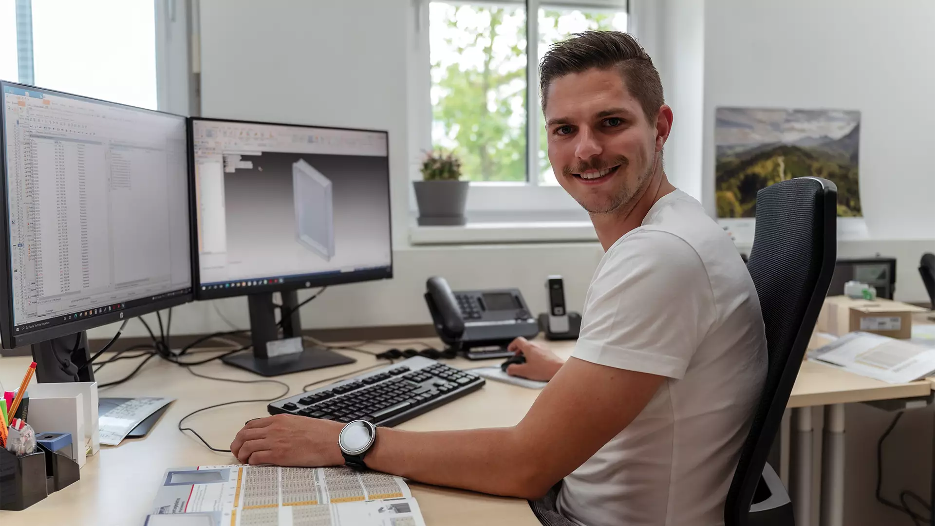 Produktentwickler gestaltet Schaltschrank am PC