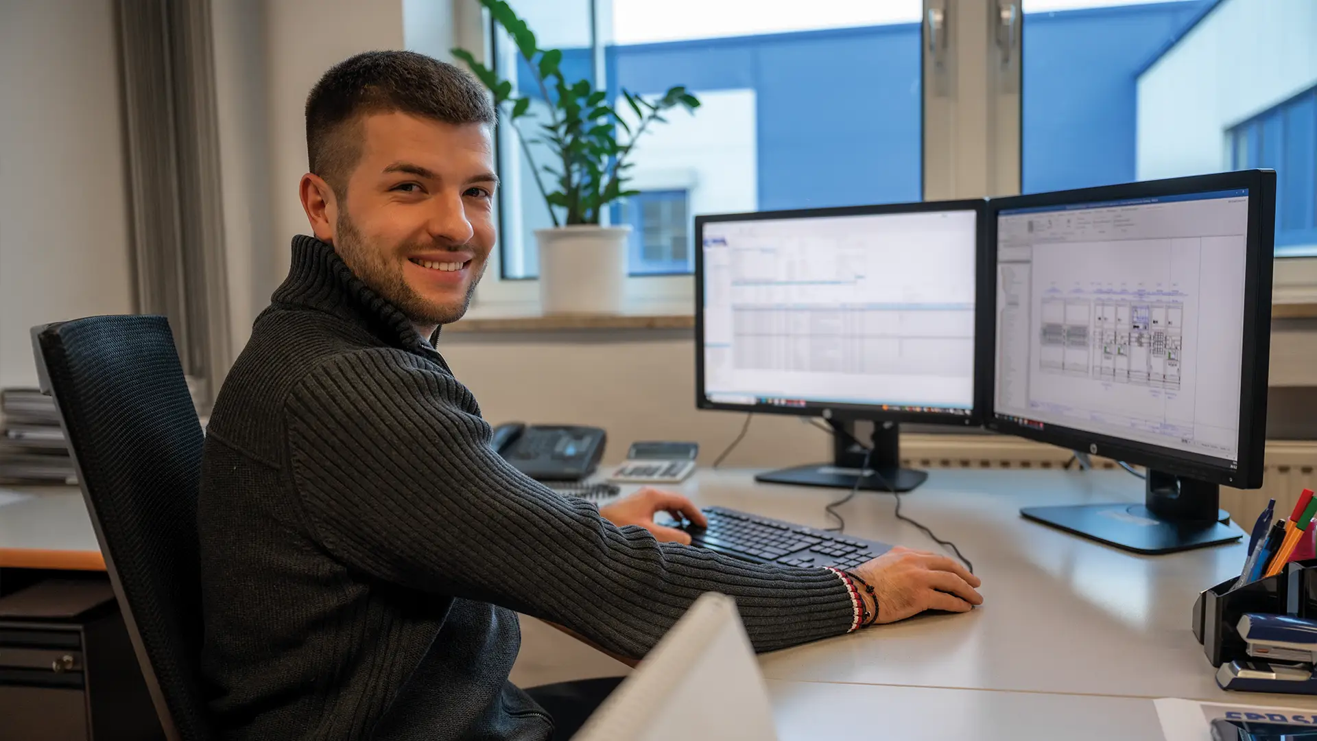 Verkäufer arbeitet am PC