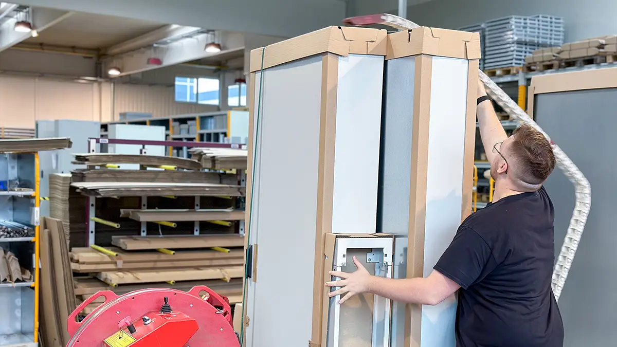 Schaltschränke werden verpackt