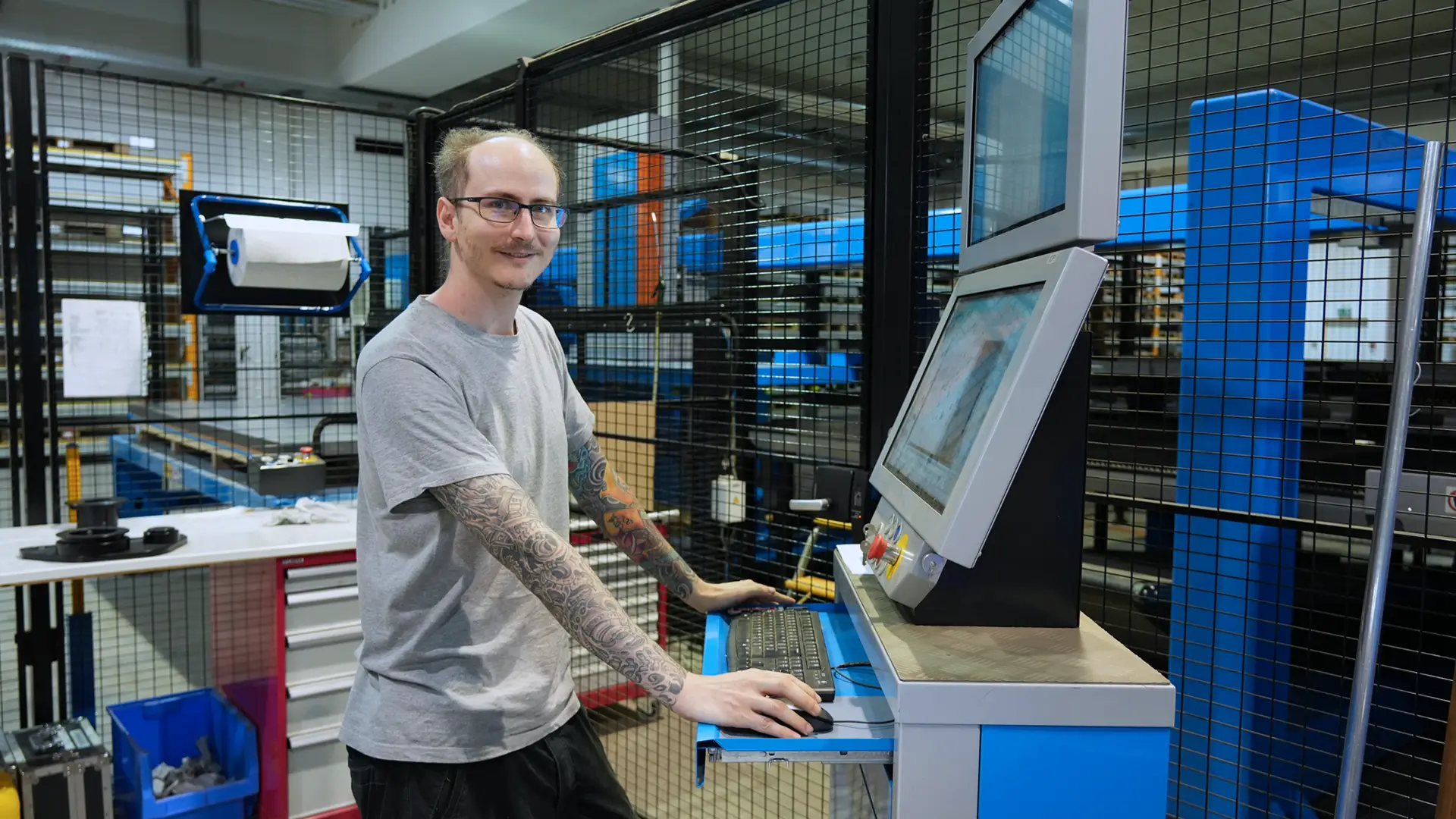Maschinenbediener stellt Stanzmaschine ein