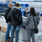 Mitarbeiterin informiert Besucher