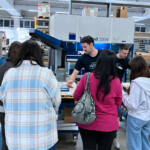 Besucher begutachten die Firma