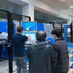 Mitarbeiter erklärt Stanzmaschine