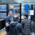 Besucher bei Stanzmaschine