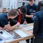 Mitarbeiter erklären Aufgaben