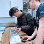 Schüler bastelt Leuchte