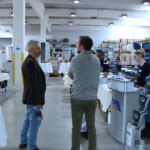 Mitarbeiter erklären die Firma