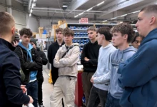 Mitarbeiter erklärt Schaltschrankherstellung