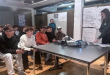 Mitarbeiterin präsentiert Firma