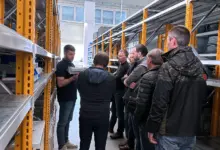 Leute bei Werksführung